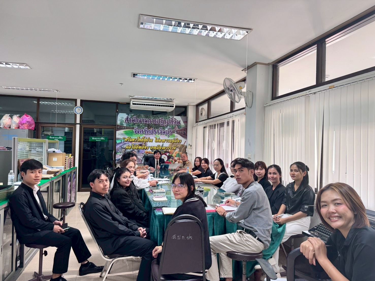 title - วันที่ 19 มกราคม 2568 เวลา 13.00 น. นายวิทูล ประดิษฐบุญ ปฏิรูปที่ดินจังหวัดปราจีนบุรี พร้อมด้วยเจ้าหน้าที่  ทุกกลุ่ม/ฝ่าย  เข้าร่วมประชุมสำนักงาน ประจำเดือนมกราคม และมอบนโยบาย  ขับเคลื่อนงานตามนโยบายประจําปีงบประมาณ 2569 พร้อมทั้ง ต้อนรับสมาชิกใหม่ 